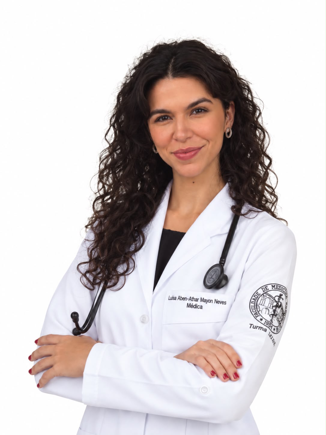 Dra. Luísa Aben-Athar, médica especializanda em geriatria, de jaleco branco e braços cruzados
